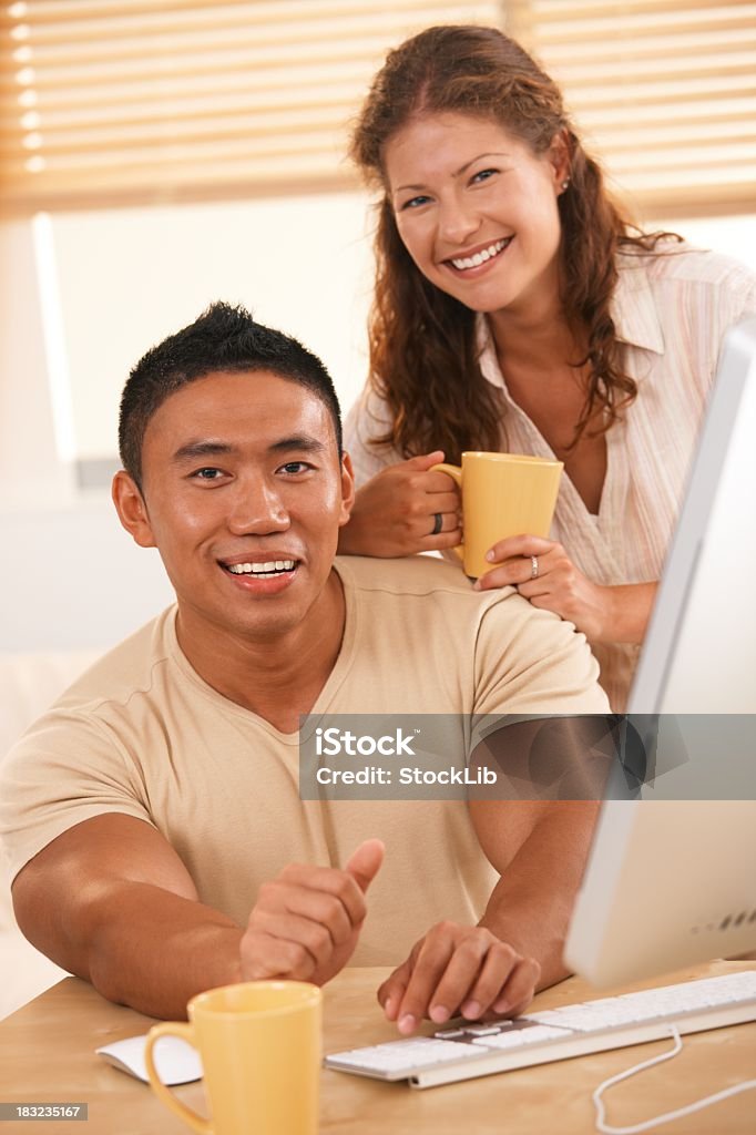 Casal Jovem usando o computador - Royalty-free 20-29 Anos Foto de stock
