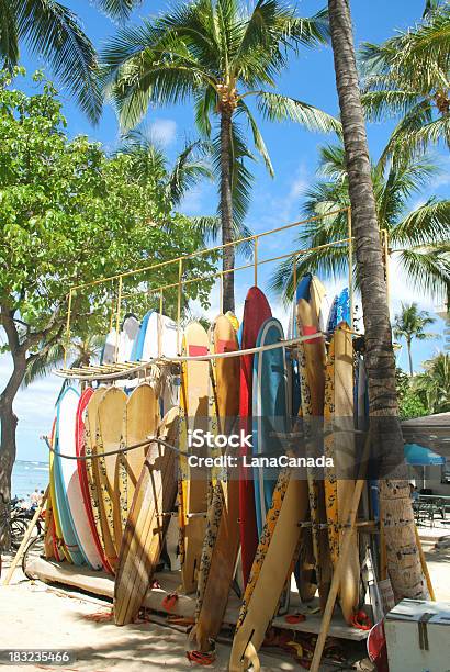 Surfboards En La Playa De Waikiki Hawai Foto de stock y más banco de imágenes de Isla Grande de Hawái - Islas de Hawái - Isla Grande de Hawái - Islas de Hawái, Islas de Hawái, Oahu