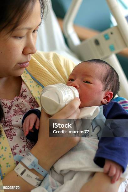 Madre E Figlio - Fotografie stock e altre immagini di Accudire - Accudire, Adulto, Ambientazione interna