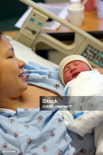 Мать И Ребенок — стоковые фотографии и другие картинки Близость - Близость, Больница, В помещении