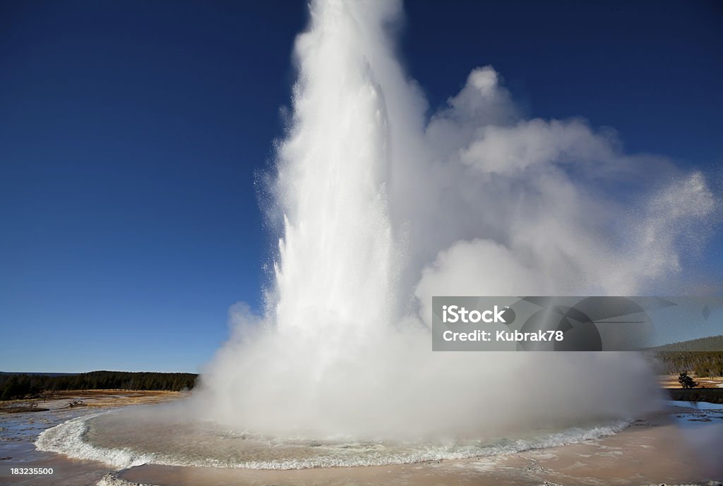 Erupción del géiser Great Fountain in Yellowstone National Park - Foto de stock de Aire libre libre de derechos