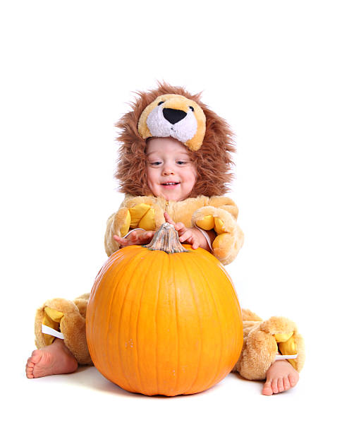 niño en traje de halloween - costume halloween lion baby fotografías e imágenes de stock