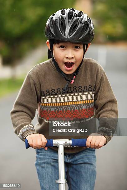 Photo libre de droit de Garçon De Scooter banque d'images et plus d'images libres de droit de Casque de vélo - Casque de vélo, Enfant, Monter sur un moyen de transport