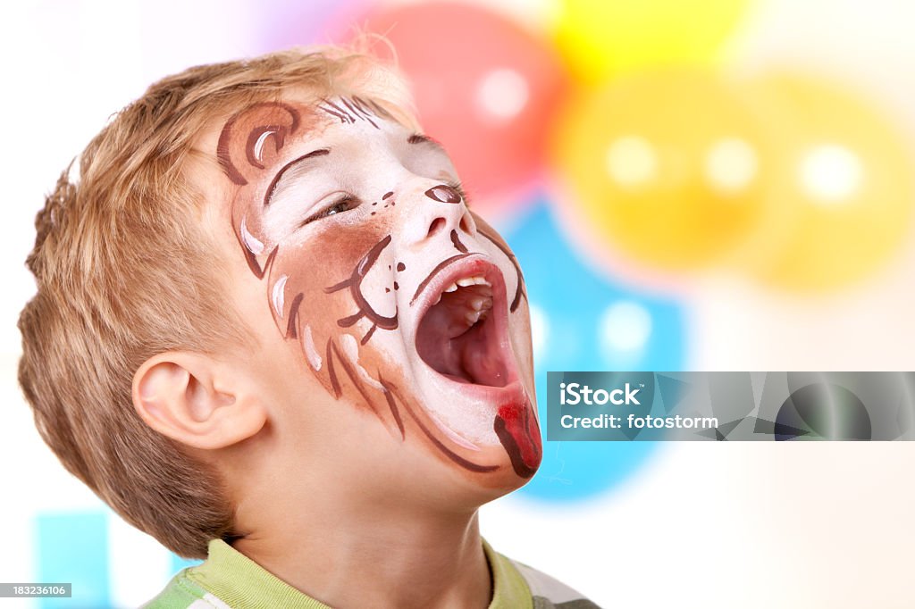 Rapaz com Leão Tinta Facial na Festa de Aniversário - Royalty-free Criança Foto de stock