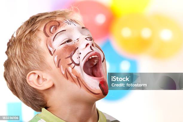 Rapaz Com Leão Tinta Facial Na Festa De Aniversário - Fotografias de stock e mais imagens de Criança