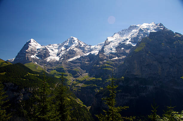 góra eiger, góra monch i góra jungfrau - wengen mountain peak eiger field zdjęcia i obrazy z banku zdjęć