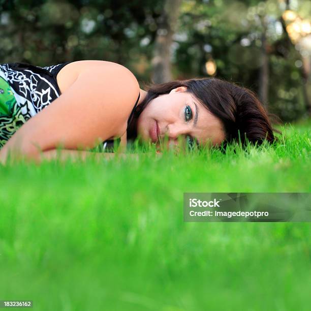 Retrato De Mujer Extracorto Foto de stock y más banco de imágenes de 30-34 años - 30-34 años, Acostado, Acostado boca abajo