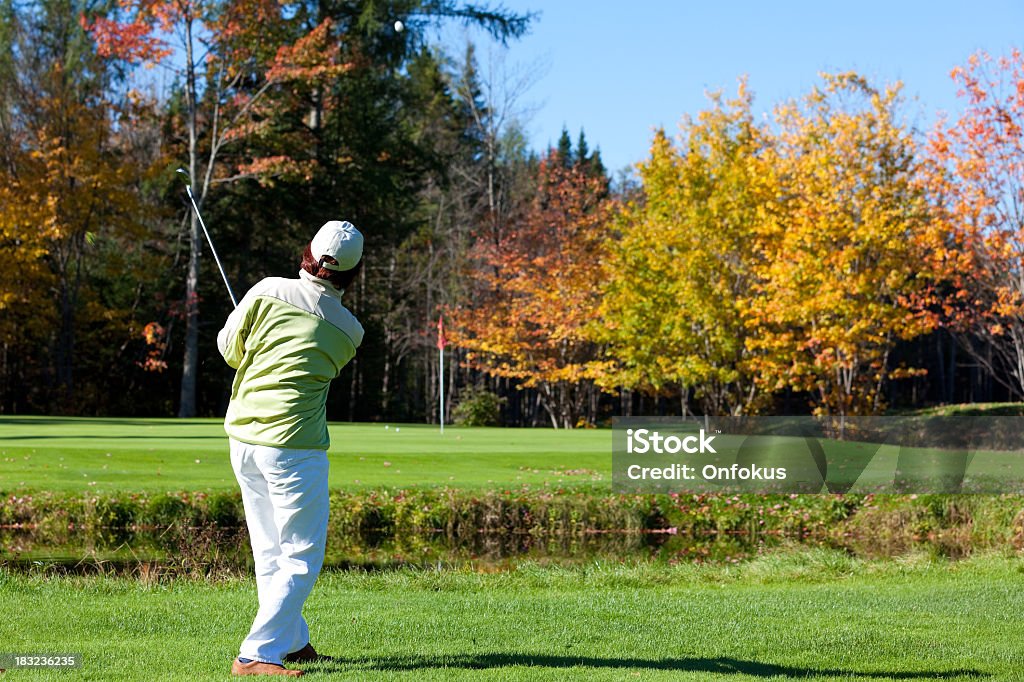 Mulher Jogador de golfe em ação no outono - Foto de stock de Mulheres royalty-free