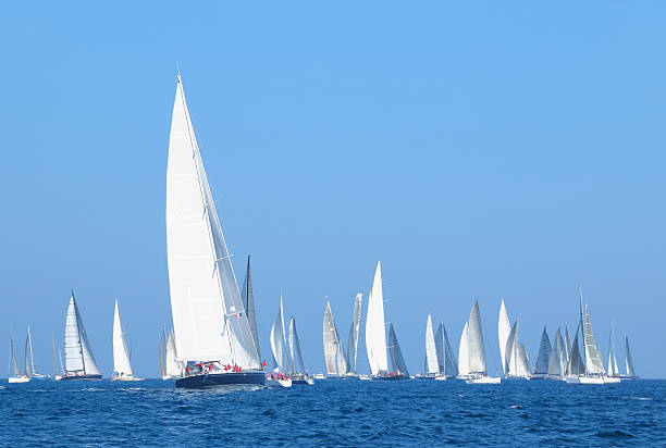 veleros en el regatta en la riviera francesa - sailboat race fotografías e imágenes de stock