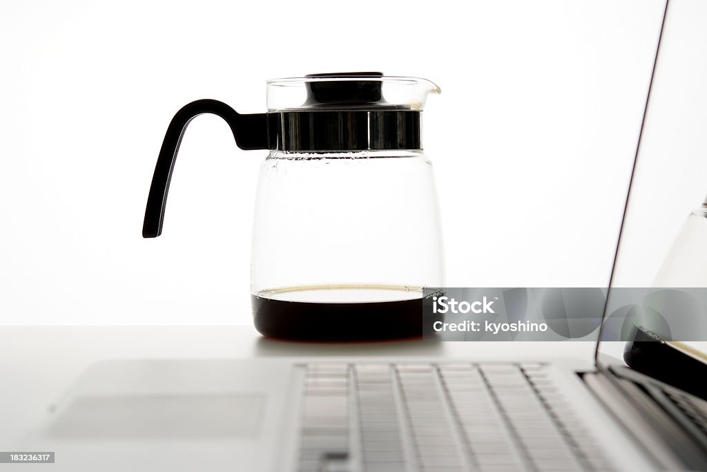 ガラスの水差し、ノートパソコン用のコーヒーと白背景 - お茶の時間のロイヤリティフリーストックフォト