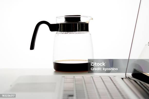 ガラスの水差しノートパソコン用のコーヒーと白背景 - お茶の時間のストックフォトや画像を多数ご用意 - お茶の時間, アウトフォーカス, インターネット
