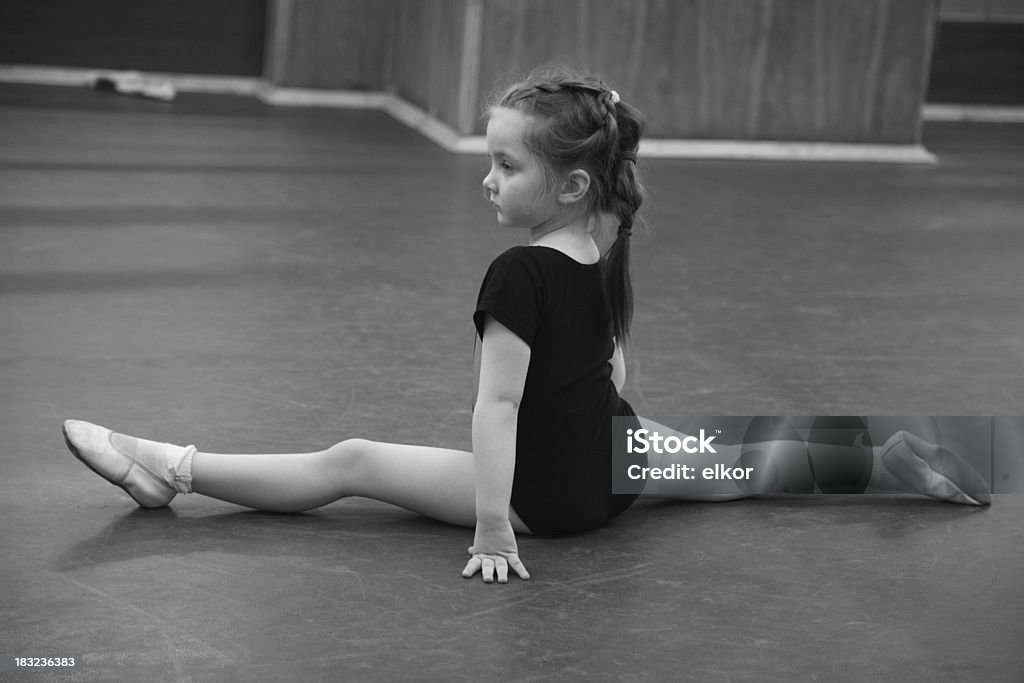 Kleine Tänzerin stretching - Lizenzfrei Schwarzweiß-Bild Stock-Foto