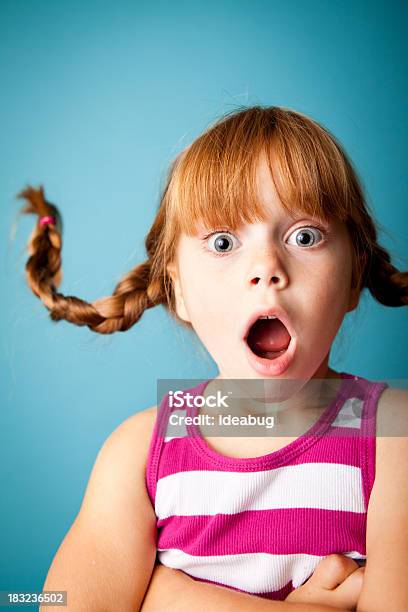 Red Männlichen Mädchen Mit Nach Oben Geflochtener Zopf Und Look Der Überraschung Stockfoto und mehr Bilder von Kind