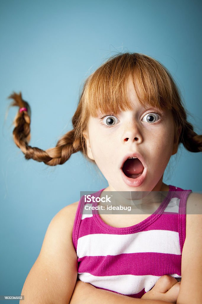 Красный светловолосую Девушка с вверх, отделанными косичками и вид сюрприз - Стоковые фото Ребёнок роялти-фри