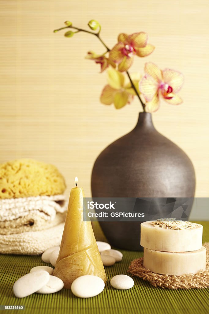 Nature morte de Spa et de fleur d'orchidée candel dans la salle de bains - Photo de Vase libre de droits
