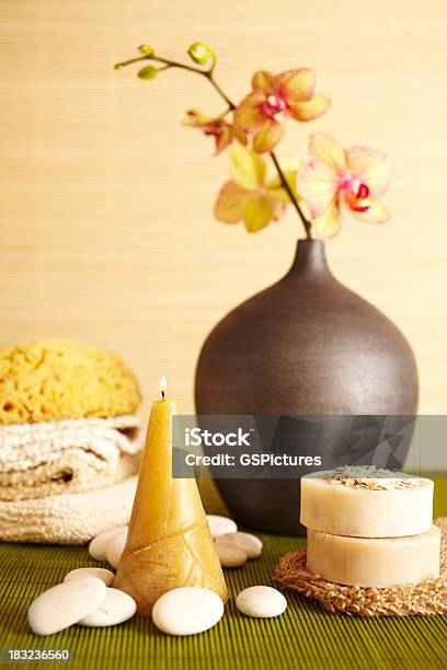 Photo libre de droit de Nature Morte De Spa Et De Fleur Dorchidée Candel Dans La Salle De Bains banque d'images et plus d'images libres de droit de Vase