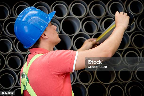 Foto de Comprimento De Materiais e mais fotos de stock de Adulto - Adulto, Armazém, Armazém de distribuição