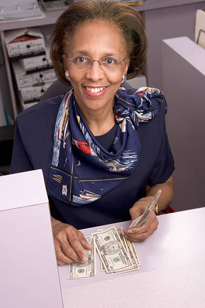 cajero de banco sonrisa - 9 - bank teller women african descent american culture fotografías e imágenes de stock