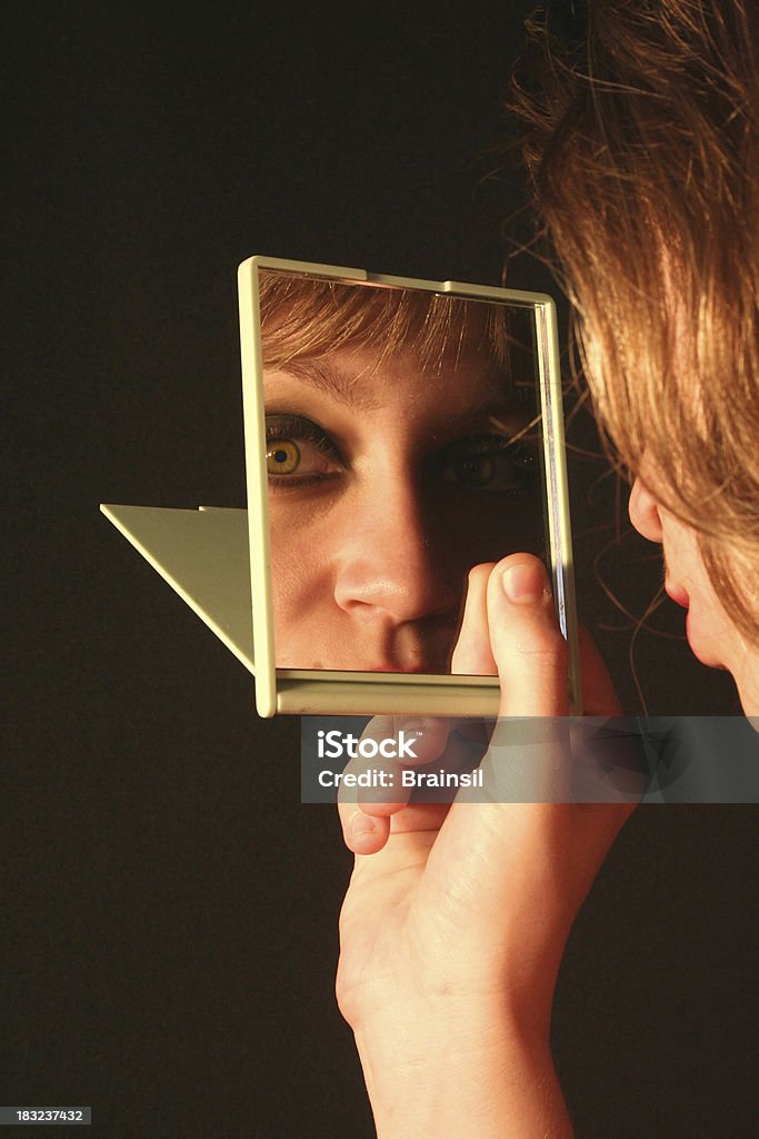 Femme dans le miroir - Photo de Adolescent libre de droits