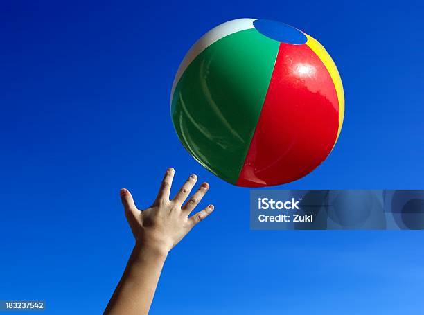 Pelota De Playa Foto de stock y más banco de imágenes de Actividades recreativas - Actividades recreativas, Aire libre, Alcanzar