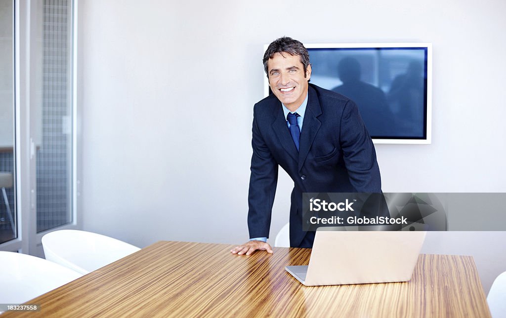 비즈니스 있는 잘생긴 남자 입석 랩탑형 a 회의실 - 로열티 프리 텔레비전 스톡 사진