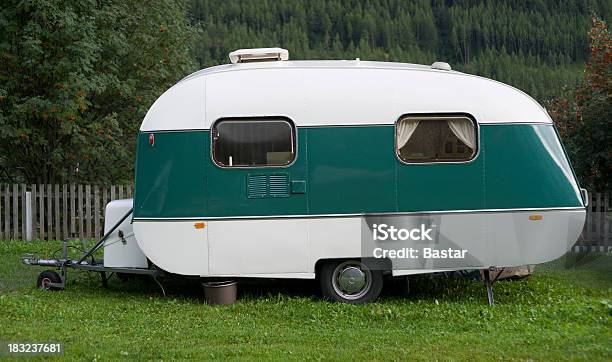 Caravana - Fotografias de stock e mais imagens de Caravana - Atrelado - Caravana - Atrelado, Estilo retro, Acampar