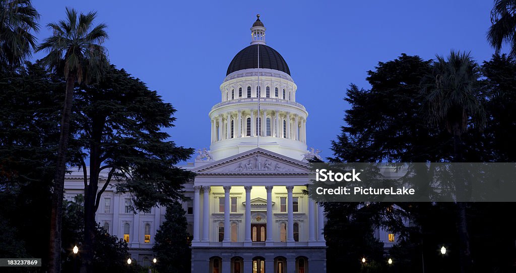 Sacramento capitol building の夕暮れ - カリフォルニア州議会議事堂のロイヤリティフリーストックフォト