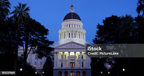 Sacramento Capitólio Pelo Anoitecer - Fotografias de stock e mais imagens de Capitólio do Estado da Califórnia - Capitólio do Estado da Califórnia, Noite, Sacramento - Norte da Califórnia