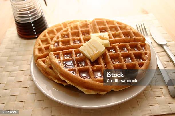 Waffles - Fotografias de stock e mais imagens de Waffle - Waffle, Prato, Manteiga