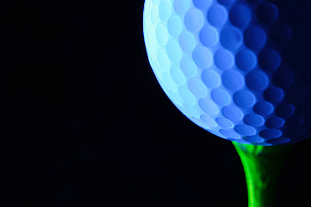 pelota de golf en t aislada macro - golf ball circle ball curve fotografías e imágenes de stock