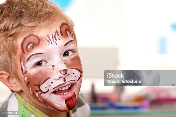 Ragazzino Con Viso Dipinto Su Festa Di Compleanno - Fotografie stock e altre immagini di Bambini maschi - Bambini maschi, Bambino, Trucco per il viso