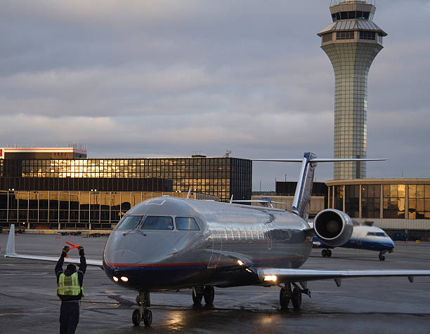 jet estacionamiento sin servicio de valet - air traffic control tower airport runway air travel fotografías e imágenes de stock