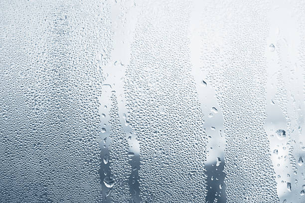 gros plan des gouttes d'eau - drop water condensation glass photos et images de collection