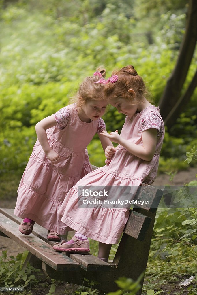 Duas Meninas em rosa em um banco, tendo - Royalty-free Aluno de Jardim de Infância Foto de stock