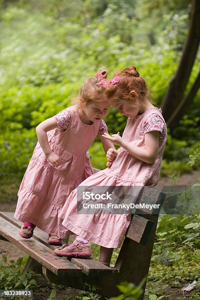 Duas Meninas Em Rosa Em Um Banco Tendo - Fotografias de stock e mais imagens de Aluno de Jardim de Infância - Aluno de Jardim de Infância, Amizade, Ao Ar Livre