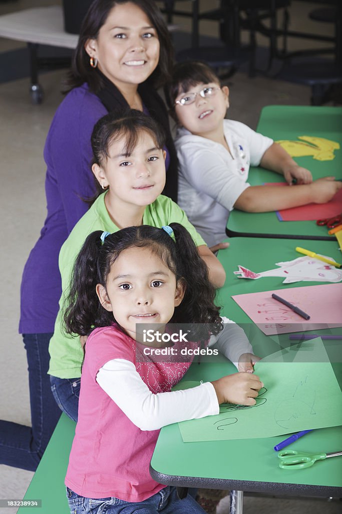 Niños trabajando en artesanías en la escuela - Foto de stock de Cultura indioamericana libre de derechos