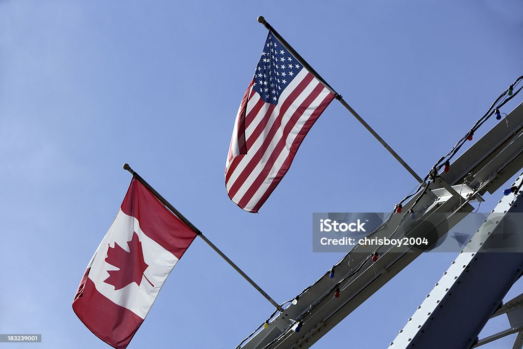 Dos Estados Unidos e a Bandeira do Canadá mandar no vento no exterior - Royalty-free As Américas Foto de stock