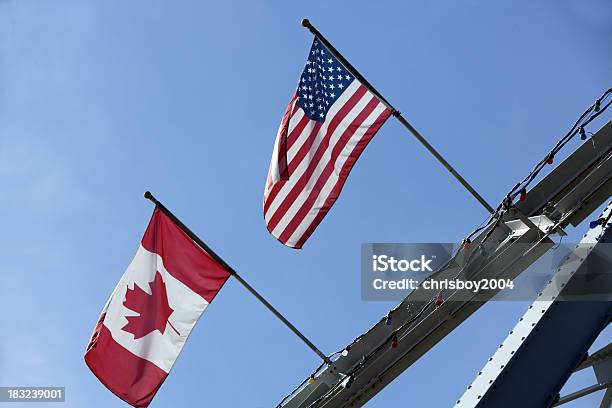 Foto de Eua E Canadá Bandeira Balançando Ao Vento No Lado De Fora e mais fotos de stock de As Américas