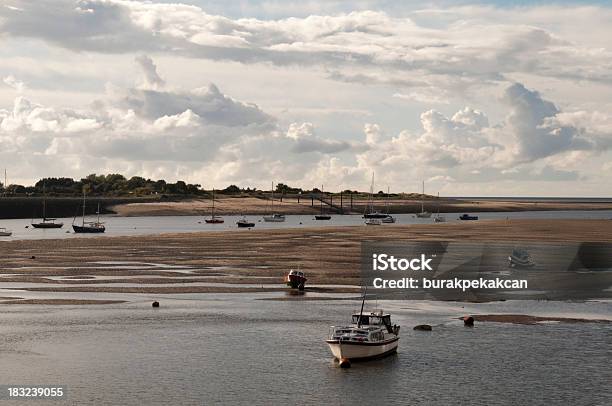 Łodzie Na Conwy River Północna Walia - zdjęcia stockowe i więcej obrazów Jacht - Jacht, Uwięziony - Opis fizyczny, Bez ludzi