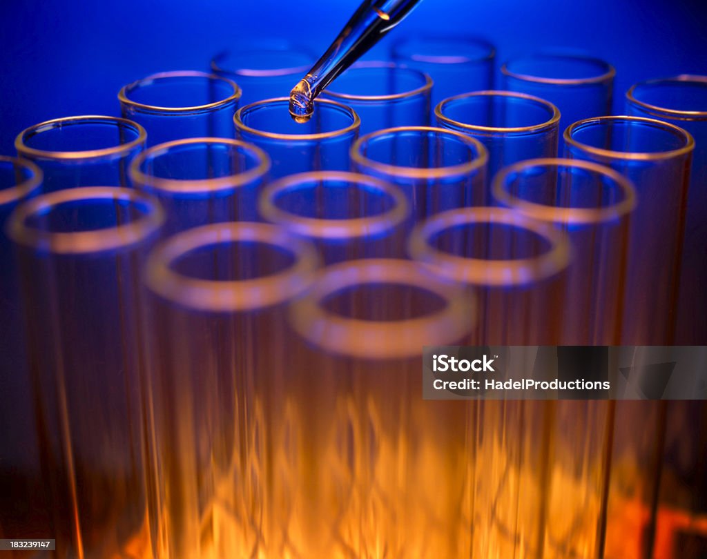 Tubos de ensaio em laboratório meio ambiente - Foto de stock de Proveta royalty-free