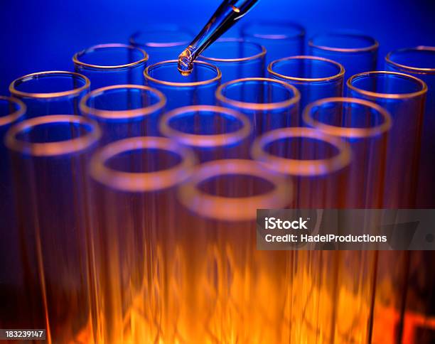 Foto de Tubos De Ensaio Em Laboratório Meio Ambiente e mais fotos de stock de Proveta - Proveta, Laranja - Descrição de Cor, Azul