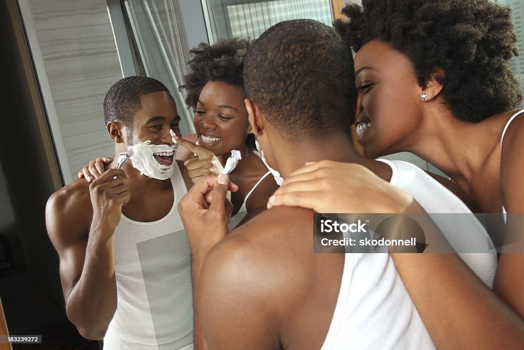 Couple afro-américain se raser dans la salle de bains - Photo de Femmes libre de droits