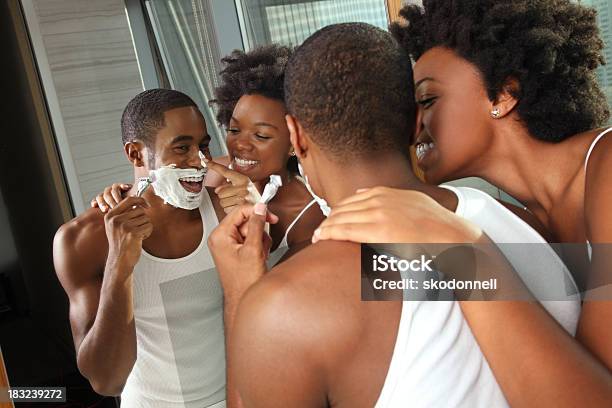 Photo libre de droit de Couple Afroaméricain Se Raser Dans La Salle De Bains banque d'images et plus d'images libres de droit de Femmes