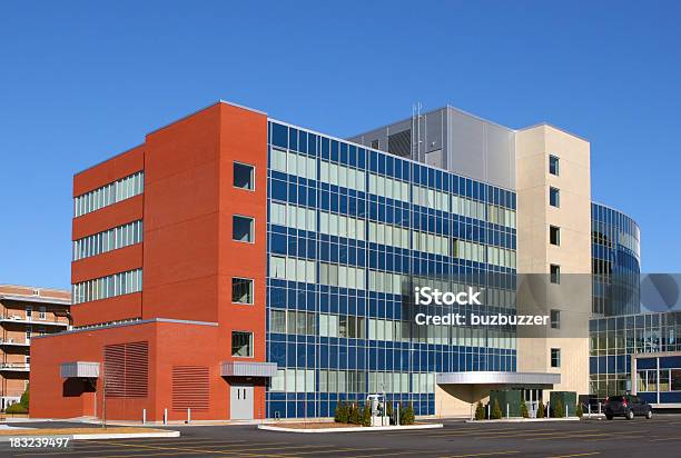 Nowoczesny Szpital Budynek Z Zewnątrz - zdjęcia stockowe i więcej obrazów Szpital - Szpital, Budynek z zewnątrz, Pomarańczowy