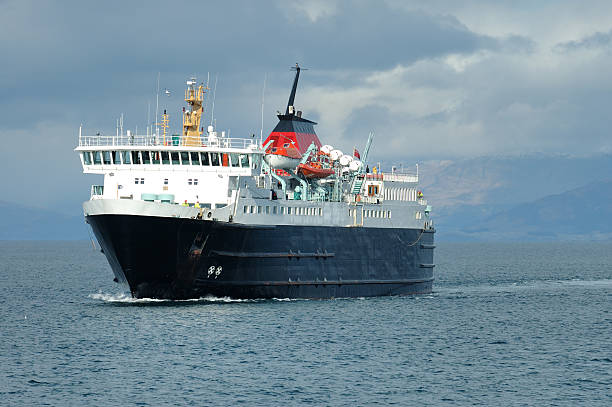 ferry pour les îles hébrides - iona photos et images de collection