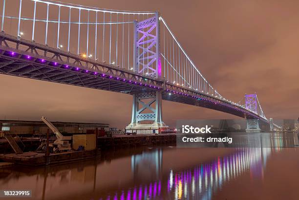 Ponte De Benjamin Franklin Com Reflexões Do Rio Delaware - Fotografias de stock e mais imagens de Arquitetura