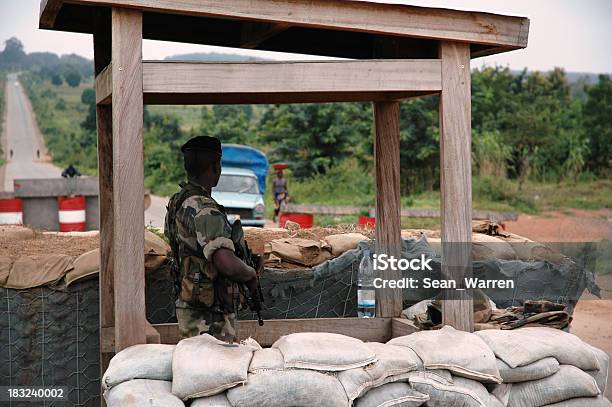 Photo libre de droit de Soldat De Frontière banque d'images et plus d'images libres de droit de Afrique - Afrique, Guerre, Douane