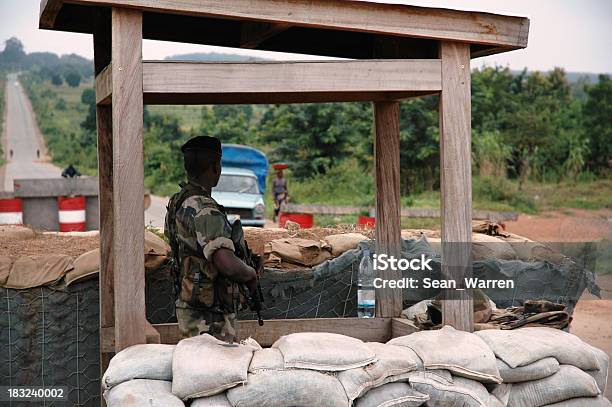 Foto de Soldado Na Fronteira e mais fotos de stock de África - África, Guerra, Controle de Passaporte