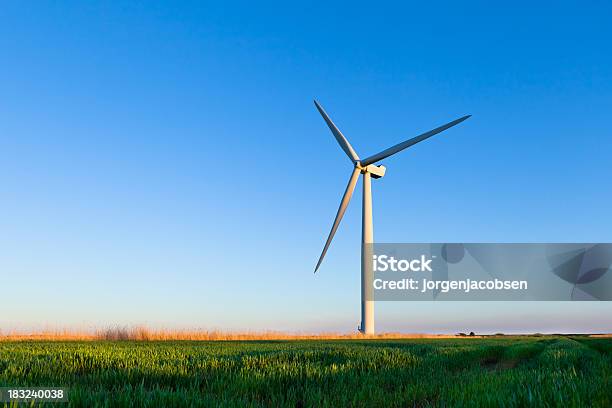 Moinho De Vento No Céu Azul - Fotografias de stock e mais imagens de Azul - Azul, Clima, Combustíveis e Geração de Energia