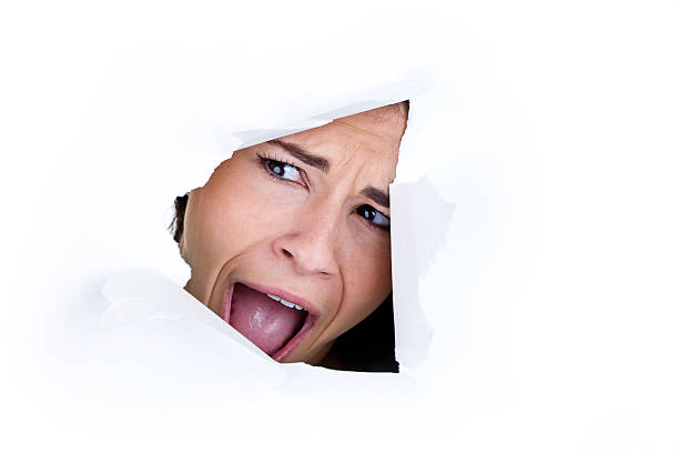 donna spaventata - human mouth paper screaming hole foto e immagini stock